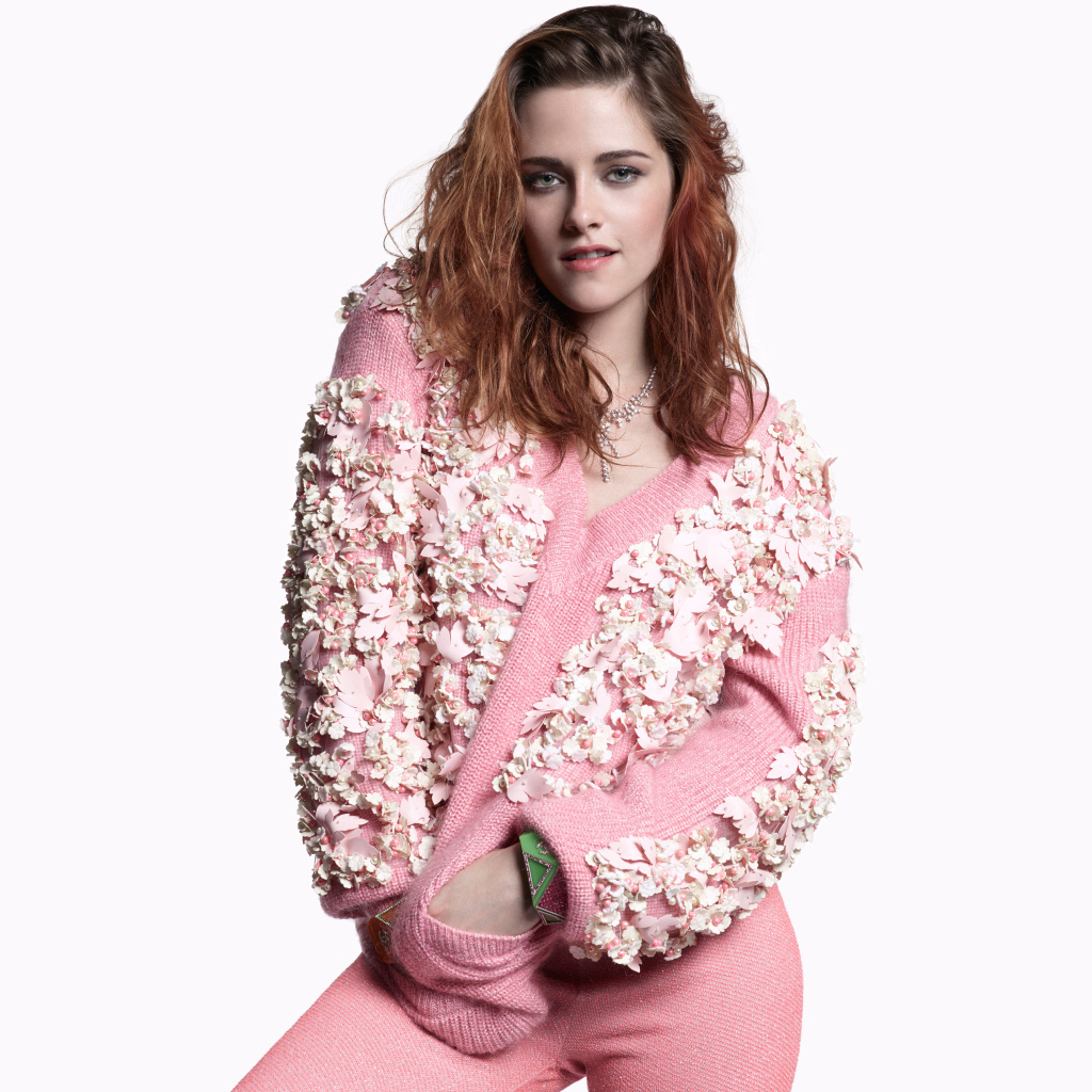 Актриса Кристен Стюарт в розовом костюме на белом фоне