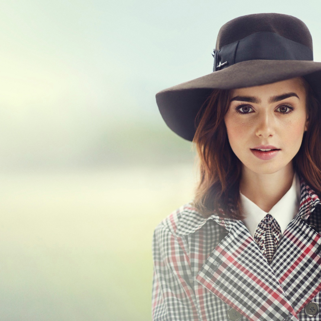 Актриса Лили Коллинз в большой черной шляпе