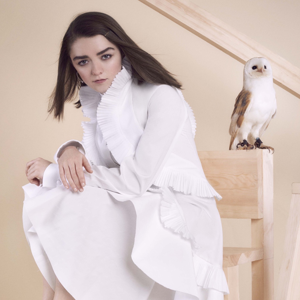 Актриса Мэйси Уильямс в белом платье с совой
