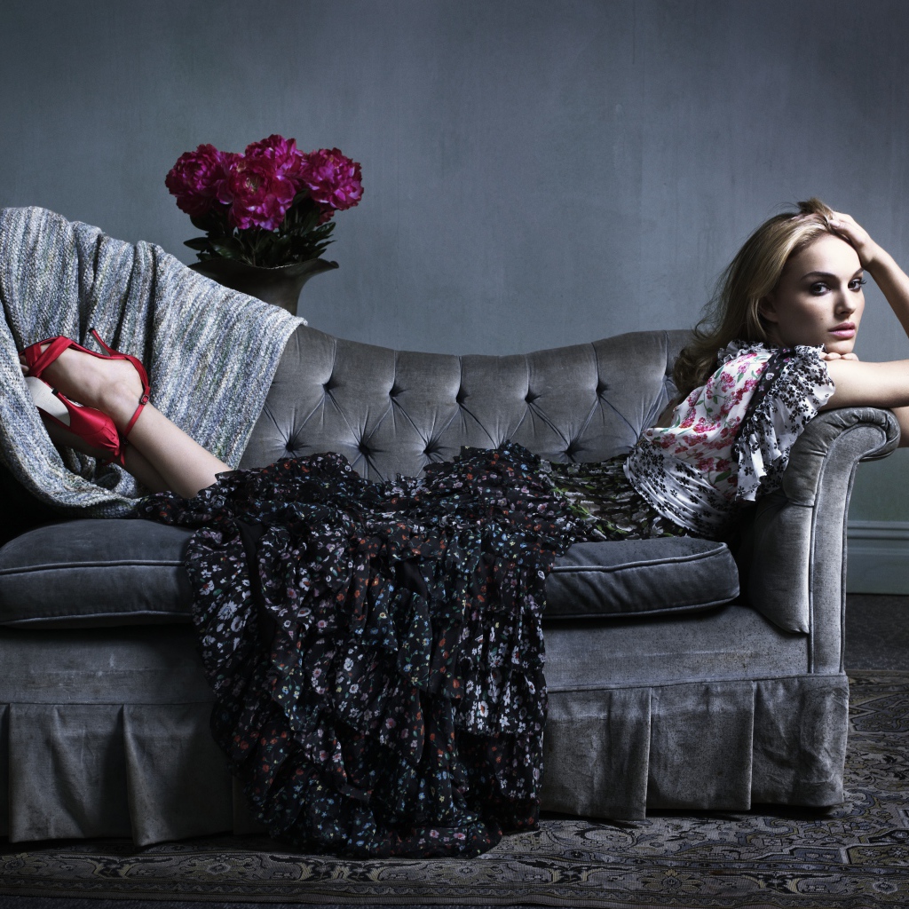 Актриса Натали Портман лежит в красных туфлях на диване