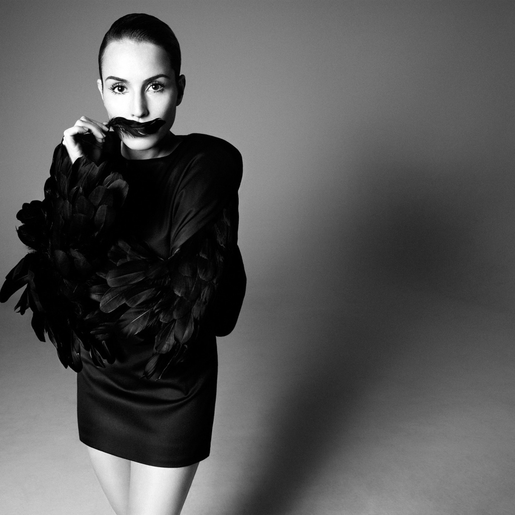 Актриса Нуми Рапас в черном платье черно-белое фото