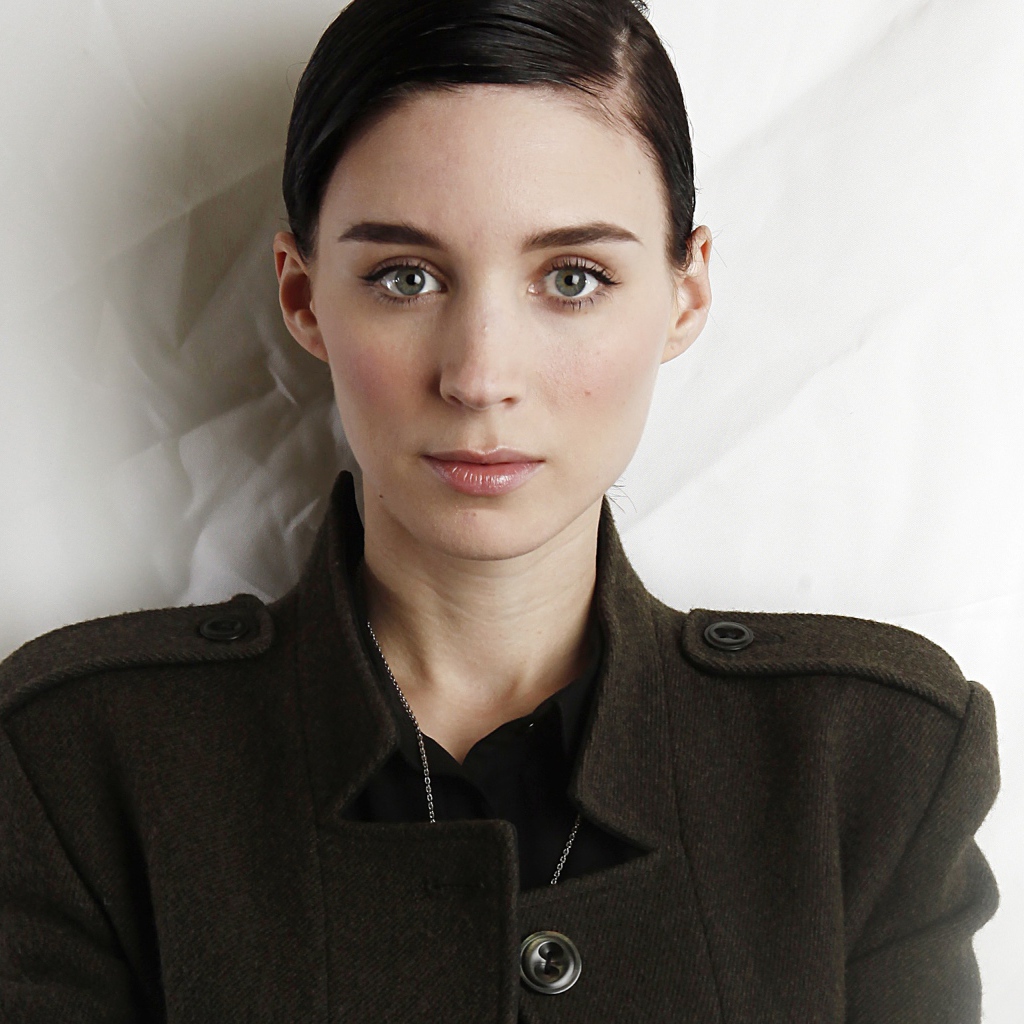 Актриса Руни Мара в пальто 