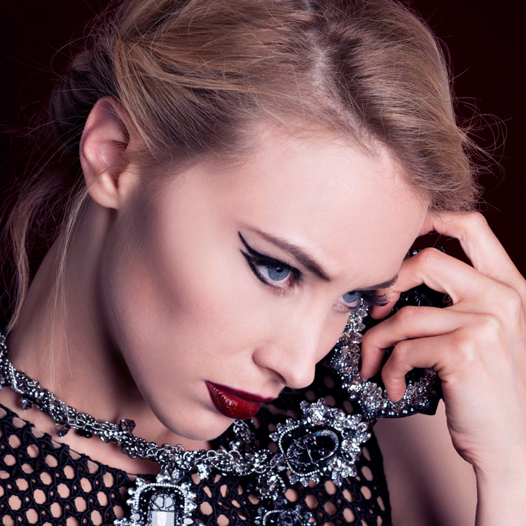 Актриса Сара Гадон с ярким макияжем 