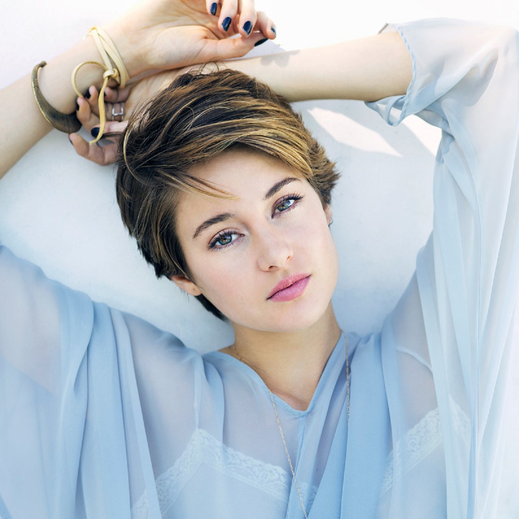 Актриса Шейлин Вудли с короткой стрижкой 