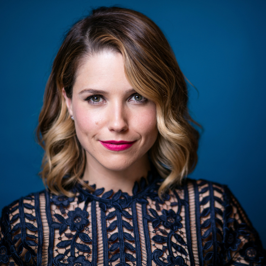 Актриса София Буш в красивом платье на синем фоне 