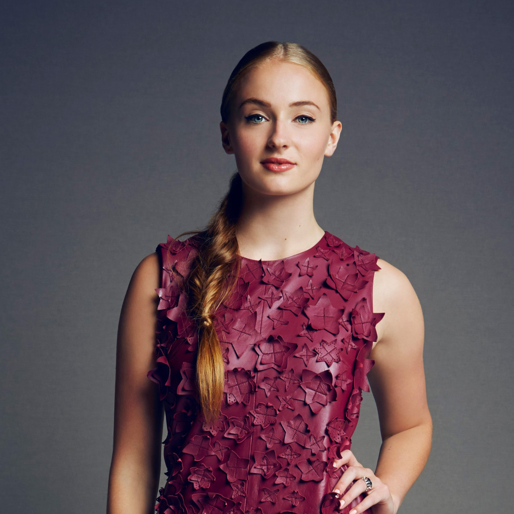 Актриса Софи Тёрнер в красивом платье на сером фоне