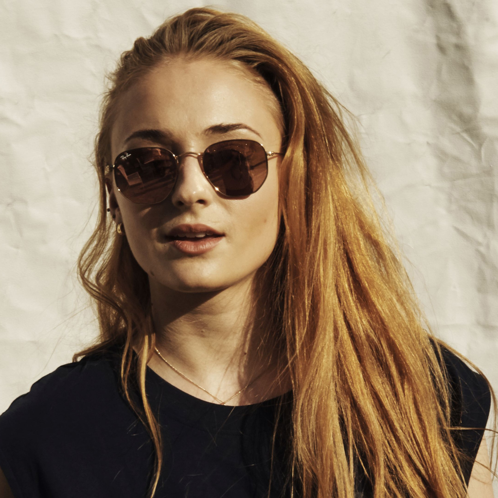 Актриса Софи Тёрнер в солнечных очках