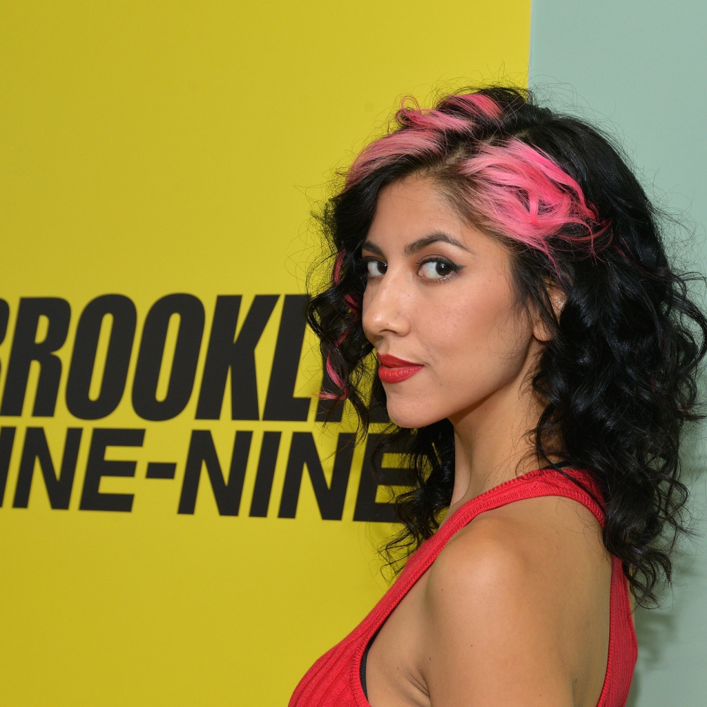 Актриса Стефани Беатрис с черными волосами