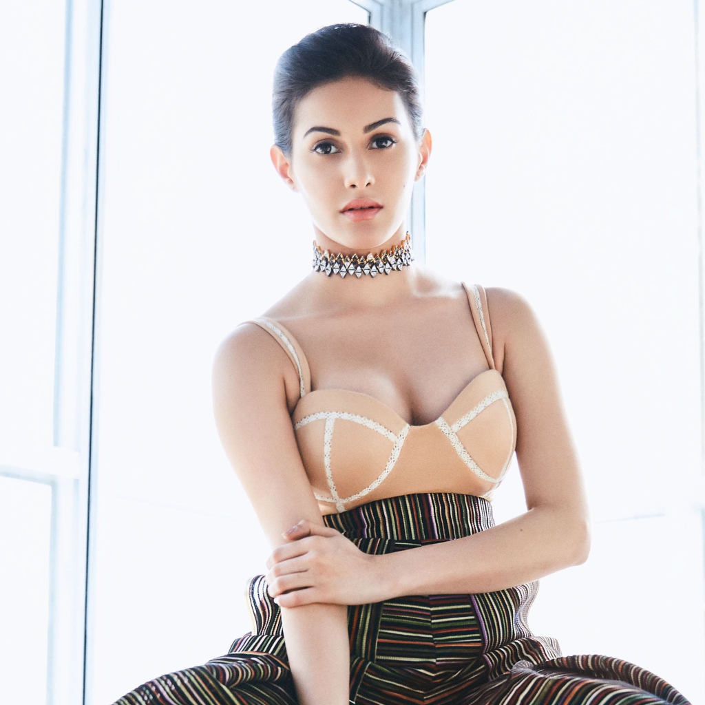 Актриса, модель Эмира Дастур