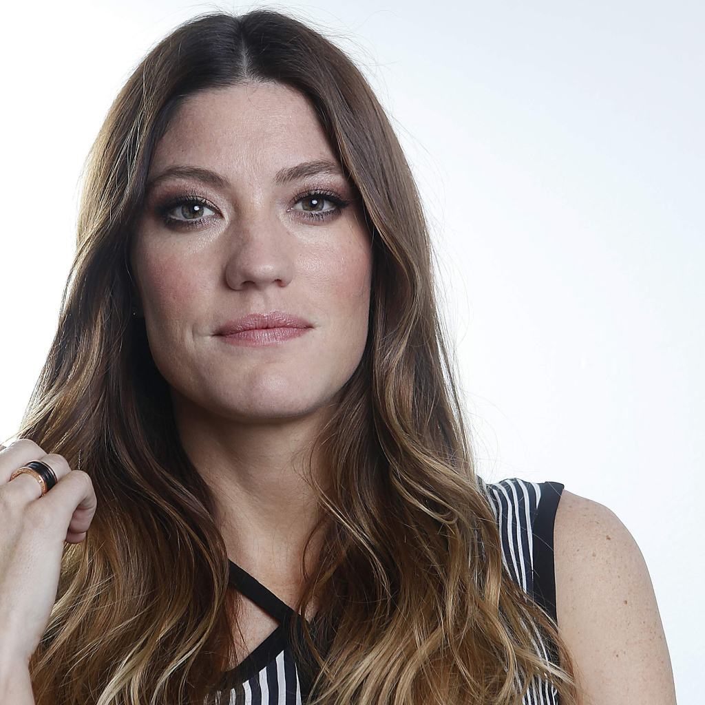 Актриса брюнетка Дженнифер Карпентер фото на белом фоне 