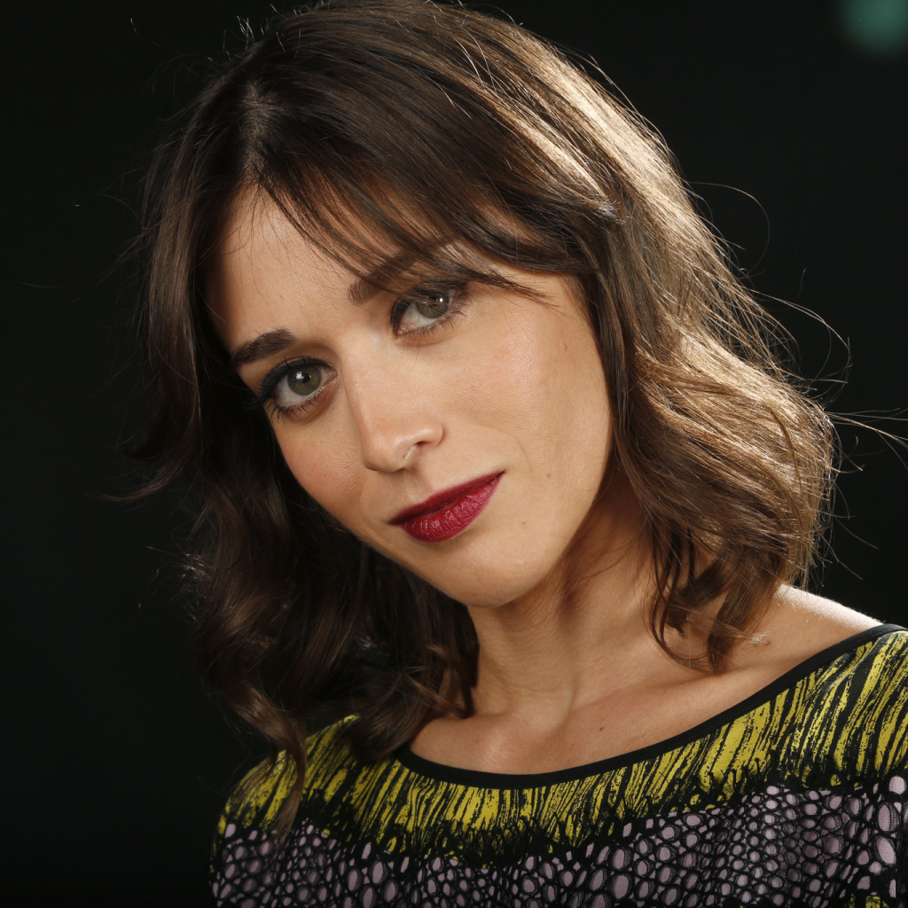 Актриса брюнетка Лиззи Каплан 