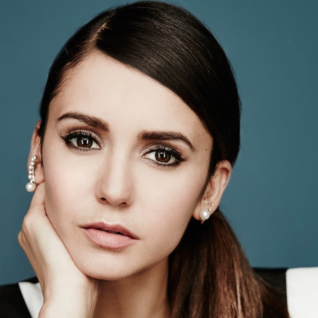 Актриса брюнетка Нина Добрев с карими глазами 