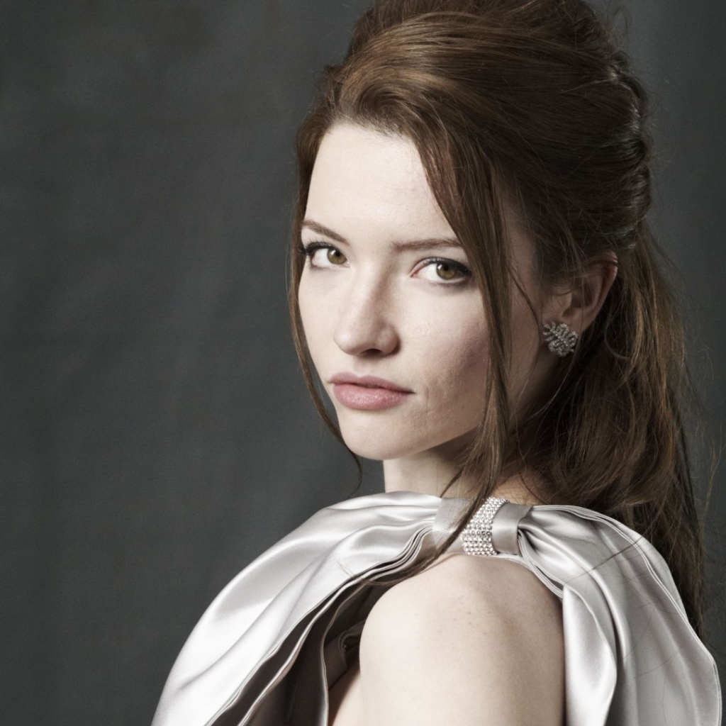 Актриса брюнетка Талула Райли 