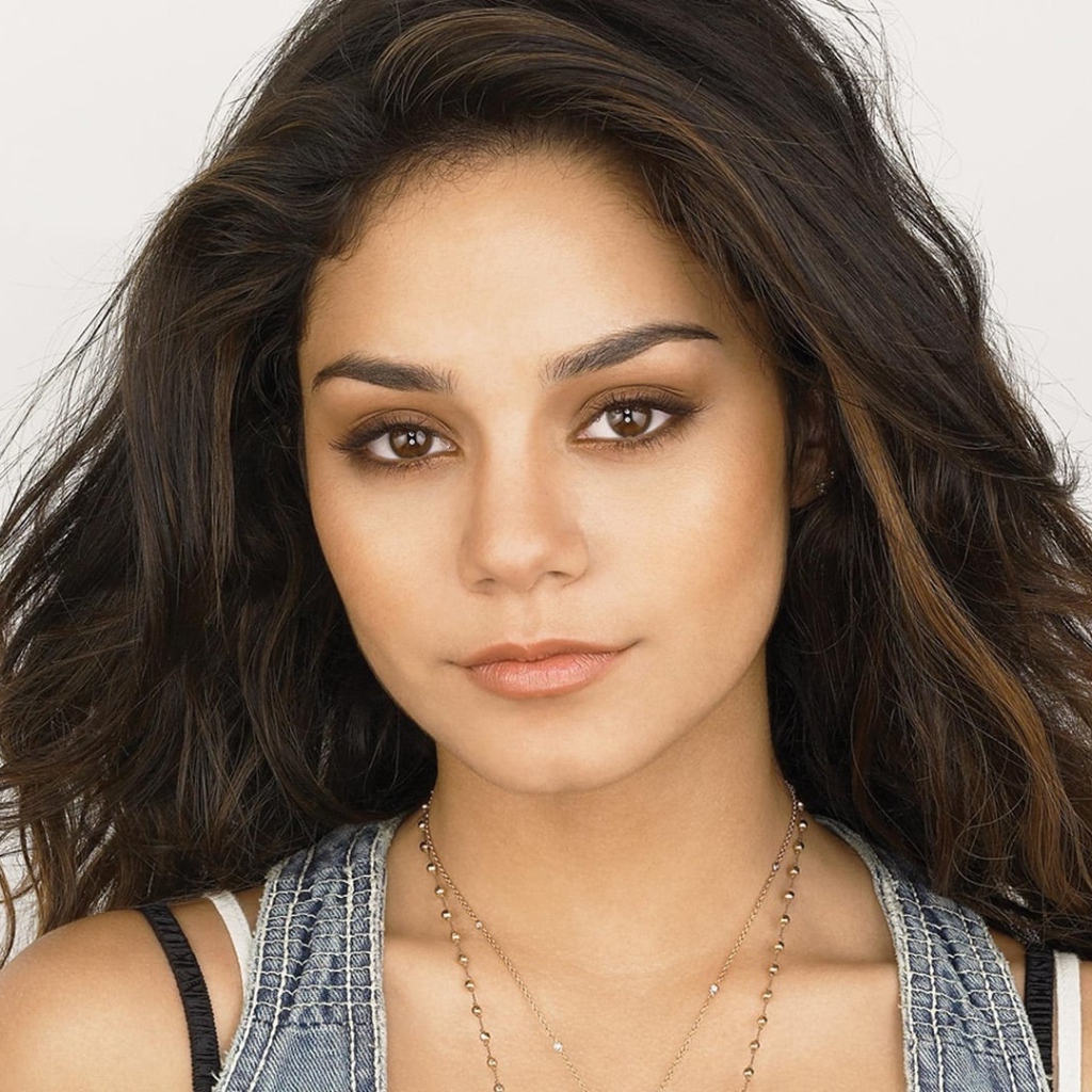 Актриса брюнетка Ванесса Хадженс 