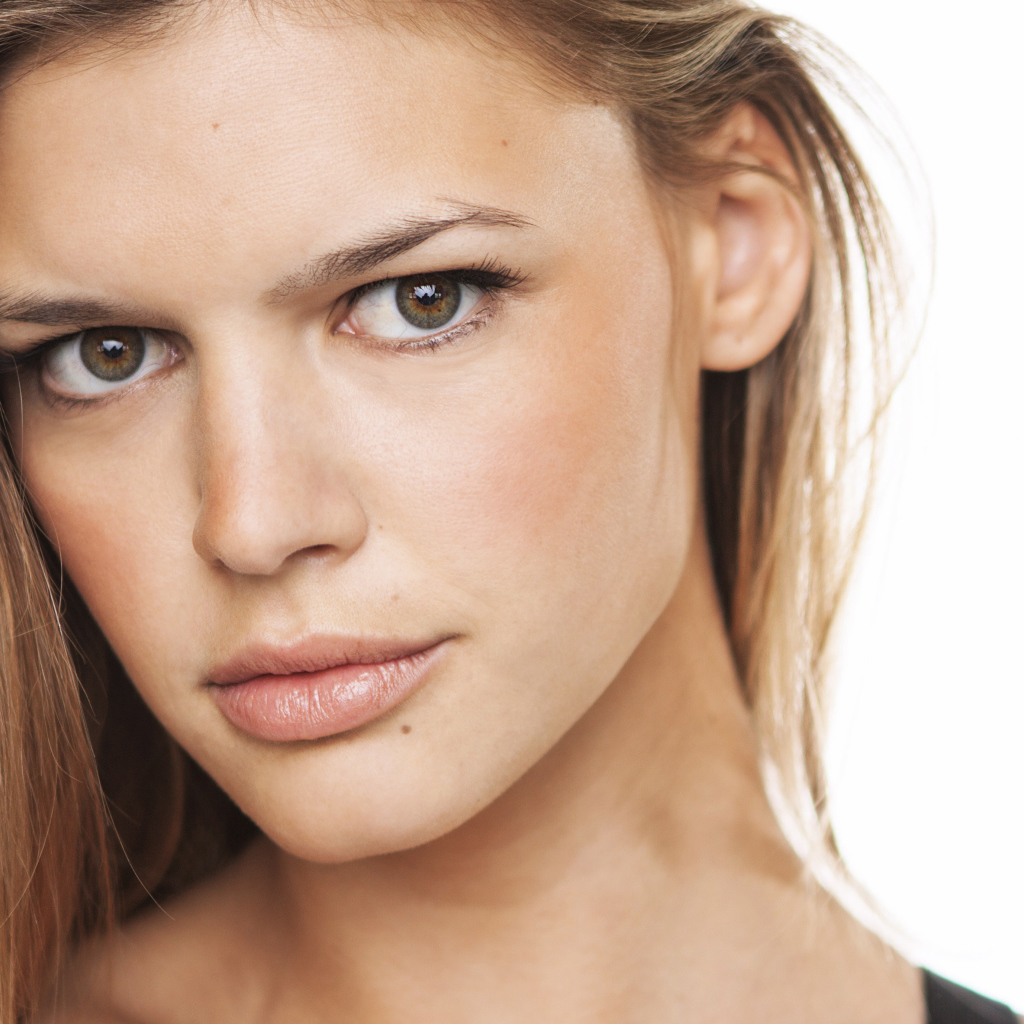 Американская актриса, модель Келли Рорбах фото на белом фоне