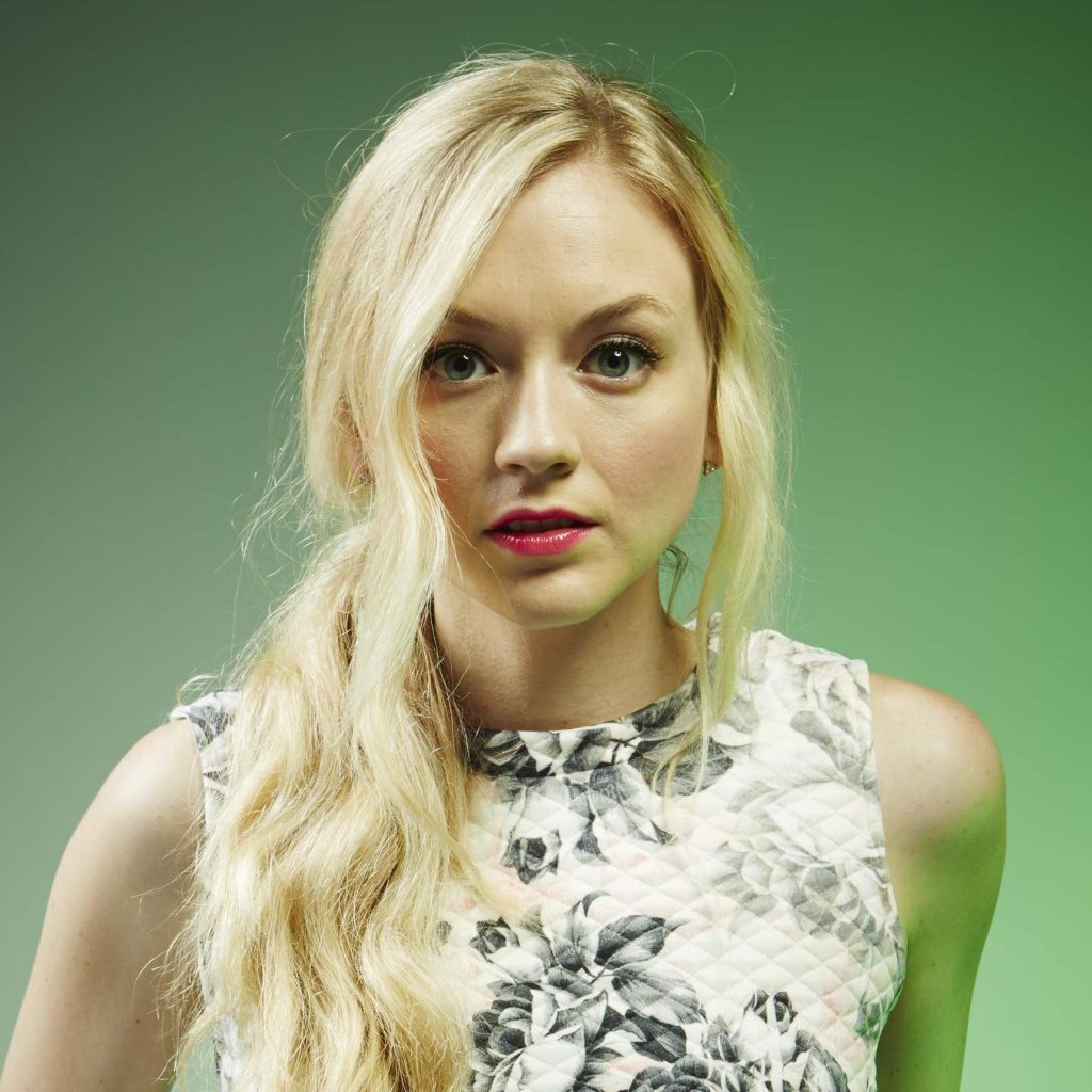 Американская актриса блондинка Эмили Кинни 