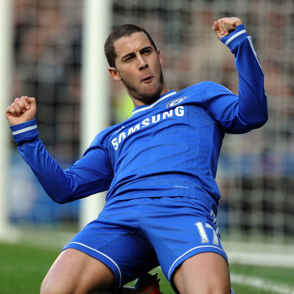 Атакующий полузащитник  Эден Хазард радуется на поле