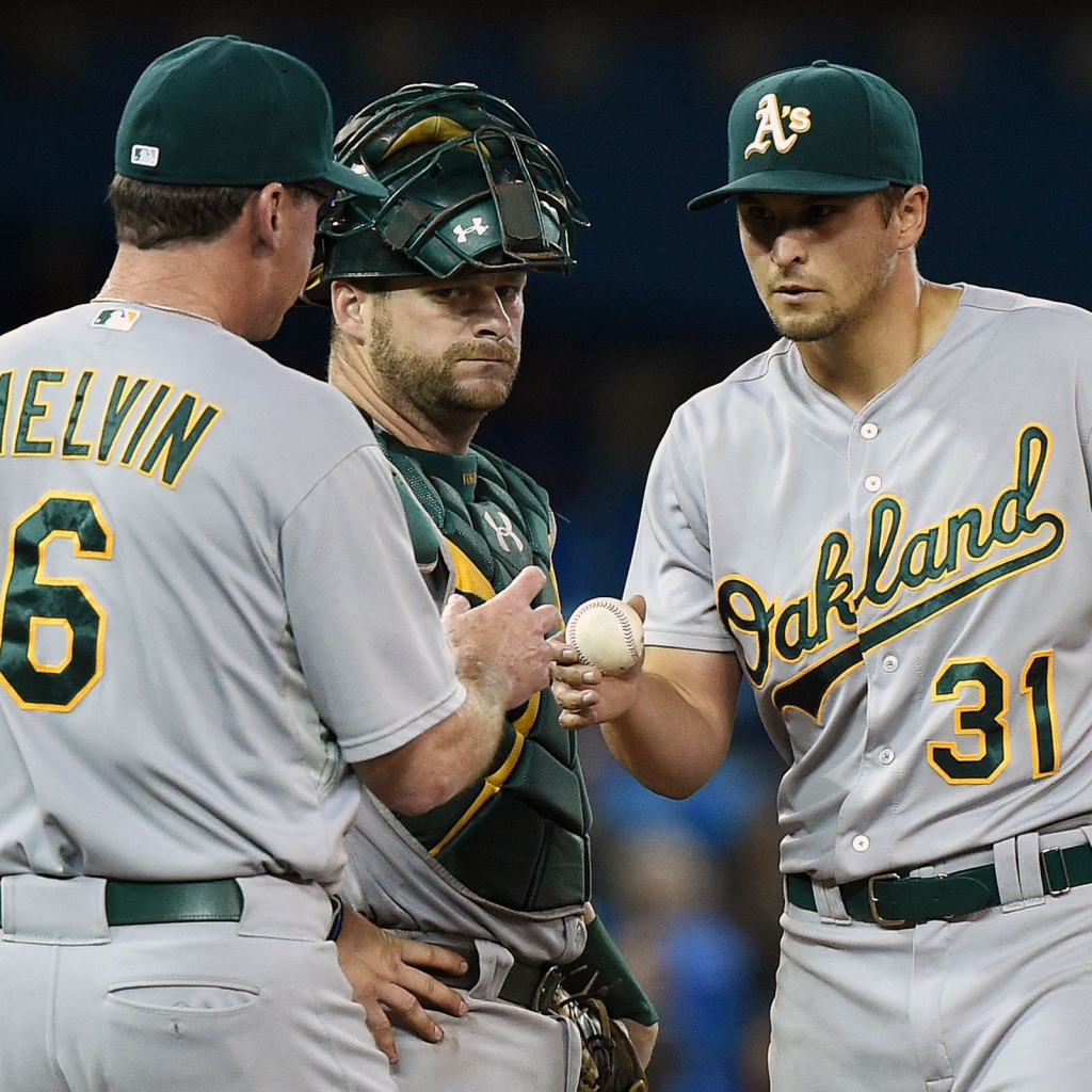 Тренер  по бейсболу Боб Мелвин с бейсболистами 