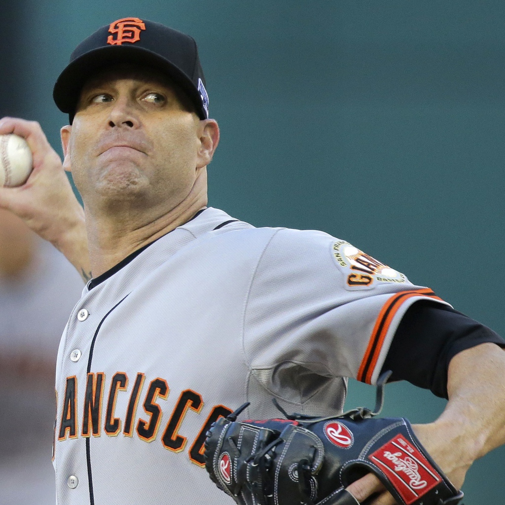 Бейсболист Тим Хадсон бросает мяч 