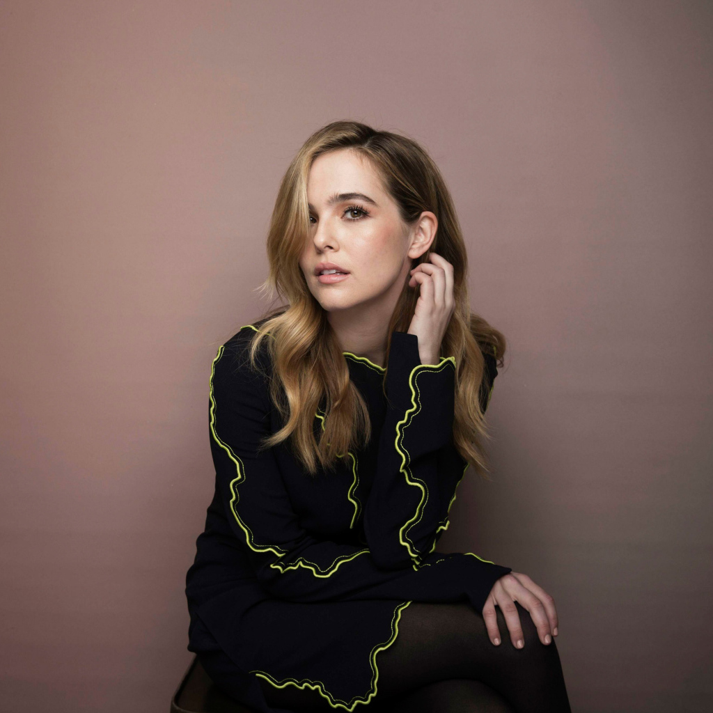 Красивая американская актриса Зои Дойч