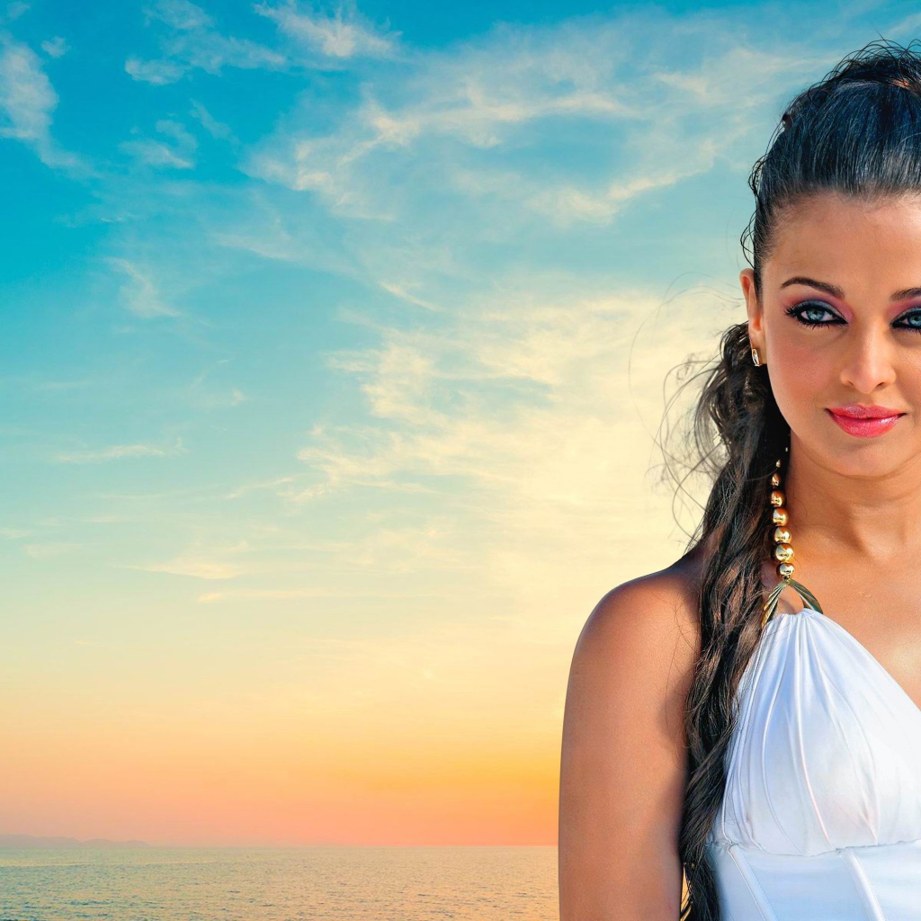 Красивая индийская актриса Айшвария Рай на фоне голубого неба 