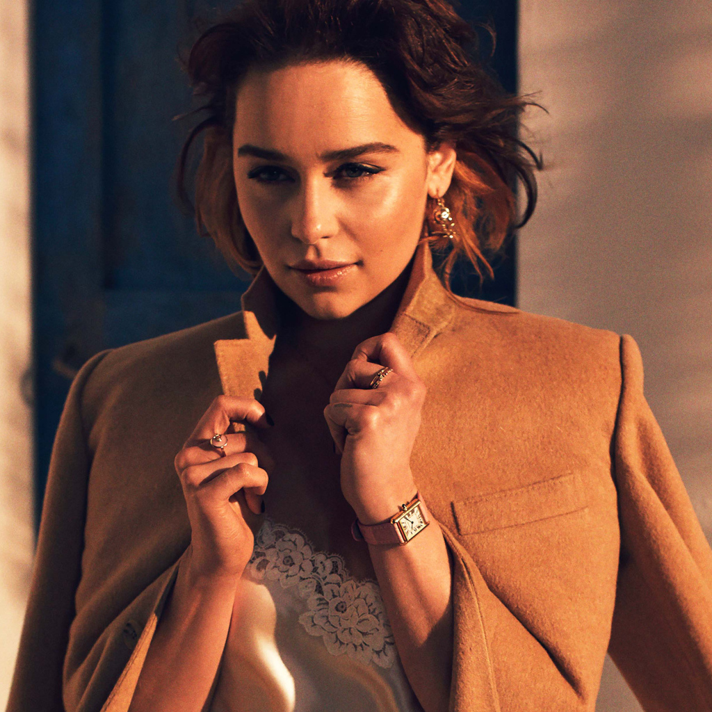 Красивая актриса Эмилия Кларк в пальто