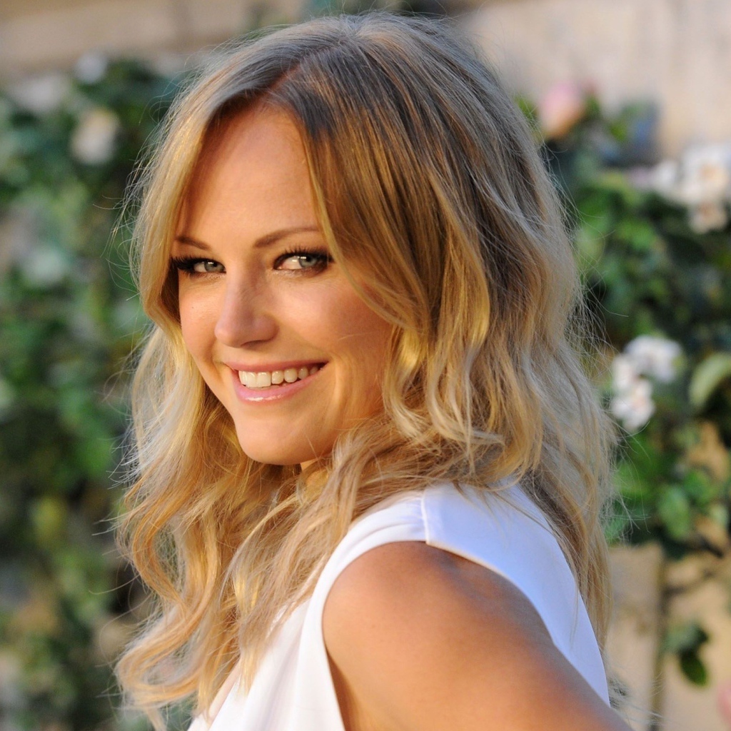 Красивая актриса Малин Акерман в белом платье 