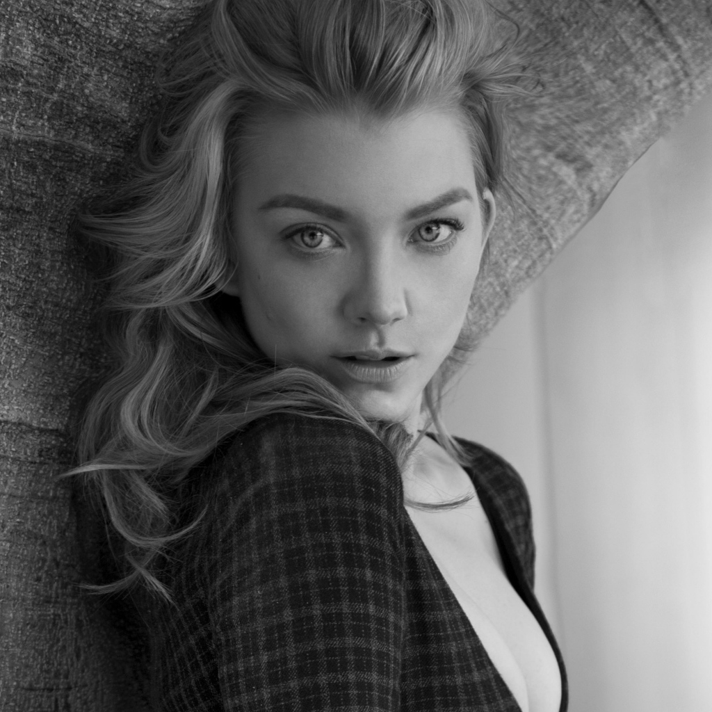Красивая актриса Натали Дормер черно - белое фото