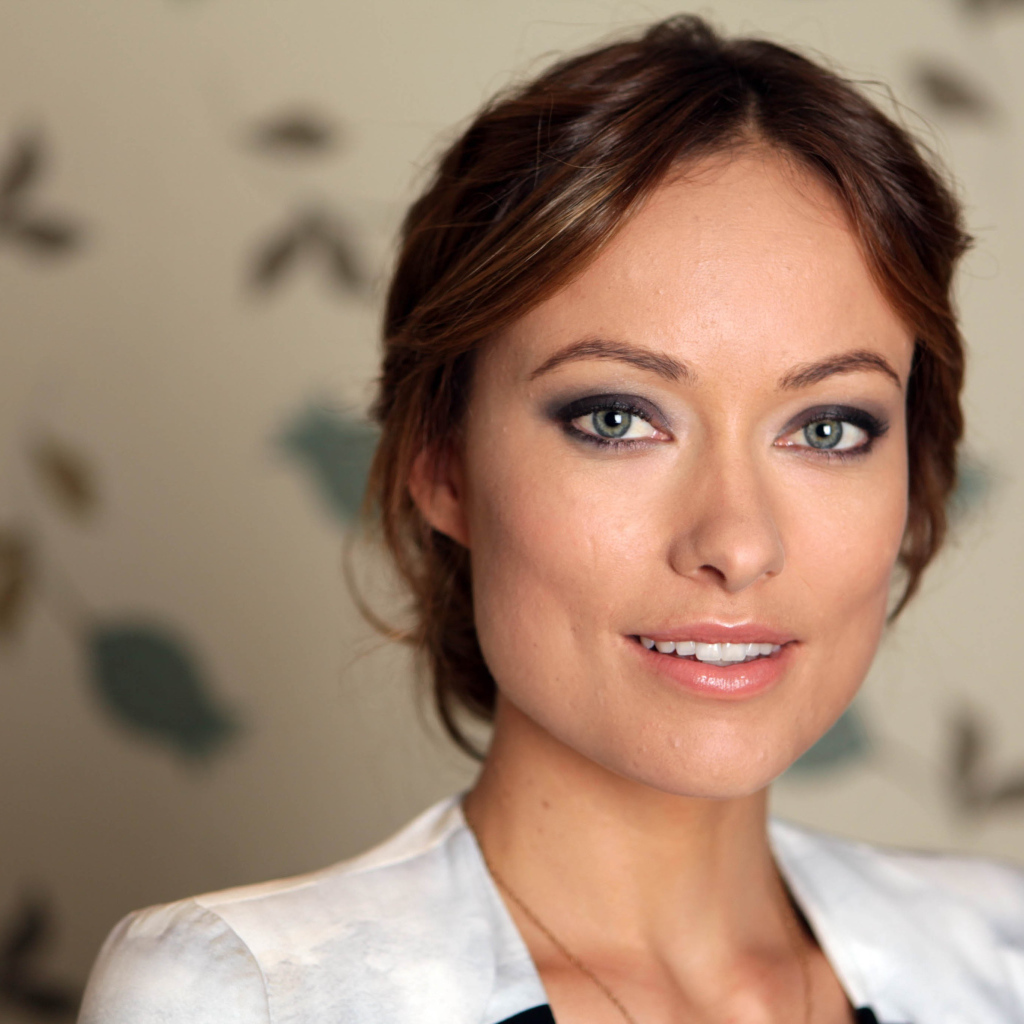 Красивая актриса Оливия Уайлд с очаровательной улыбкой 