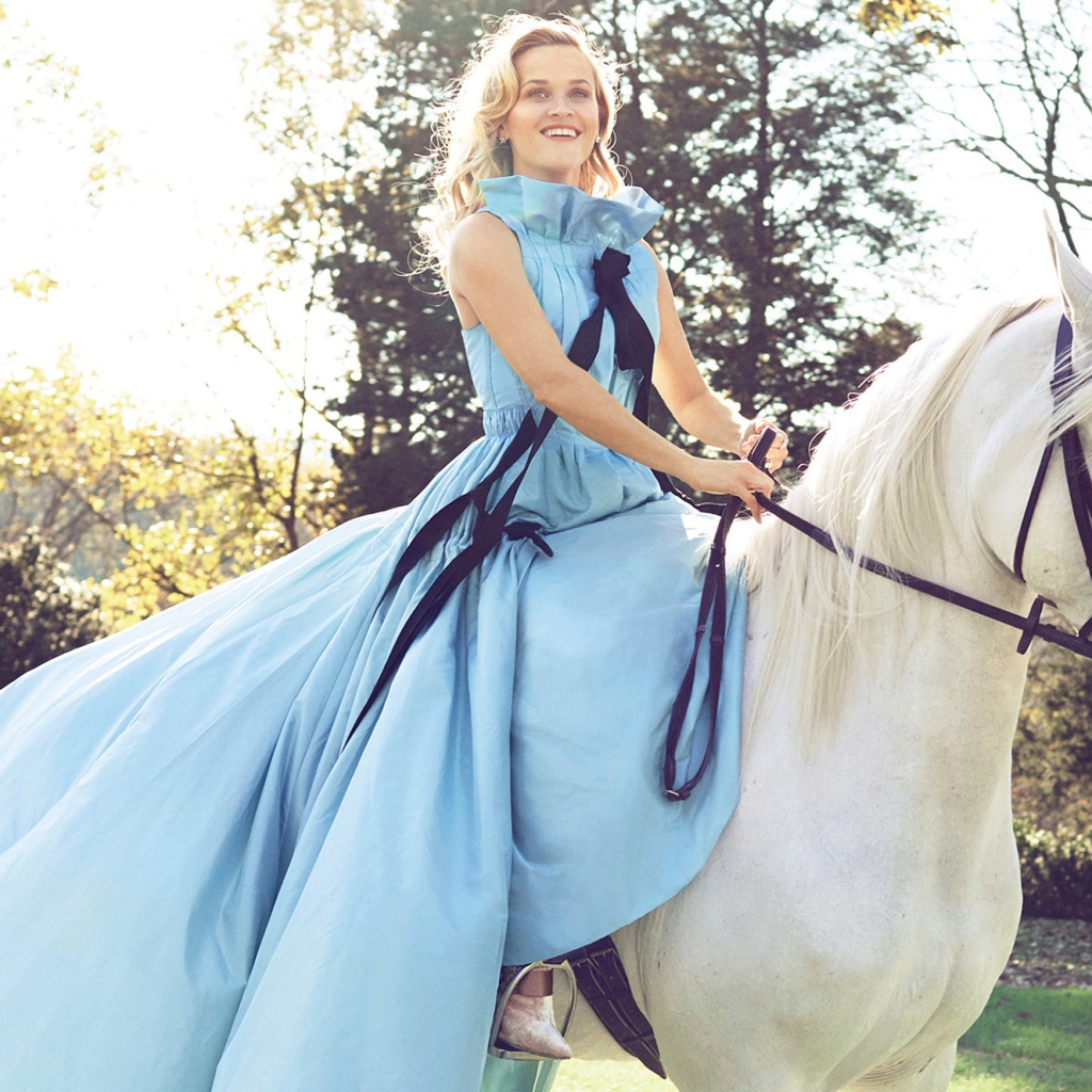 Красивая актриса Риз Уизерспун на белом коне  