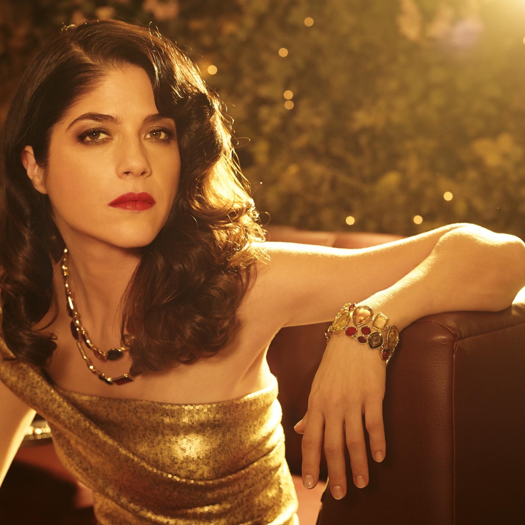 Красивая актриса Сельма Блэр в золотистом платье 