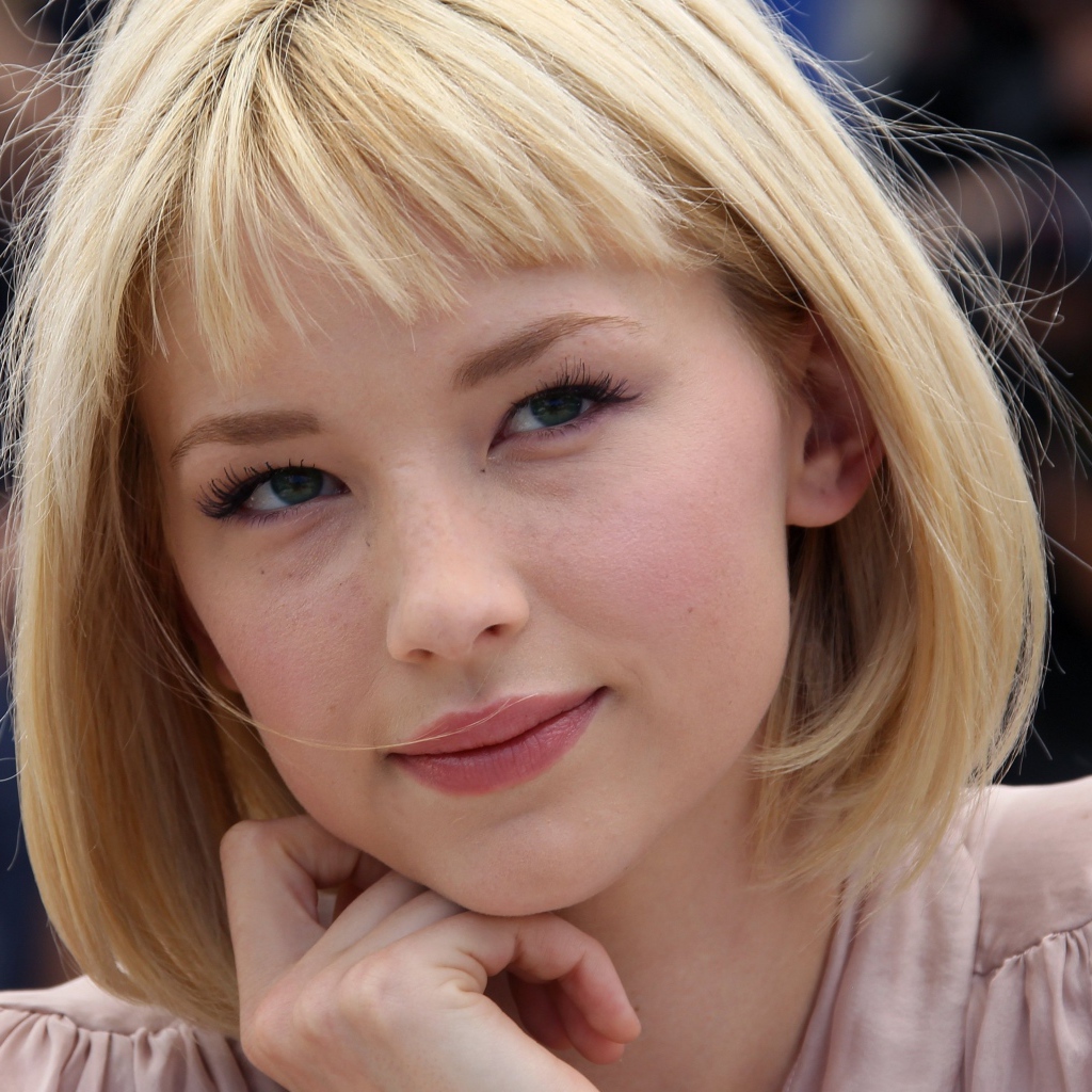 Красивая блондинка, актриса Хейли Беннетт