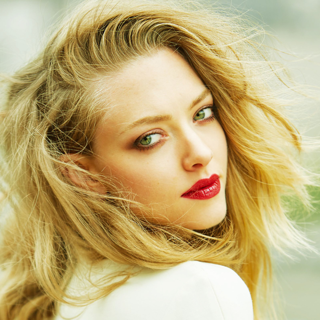 Красивая блондинка актриса Аманда Сейфрид 