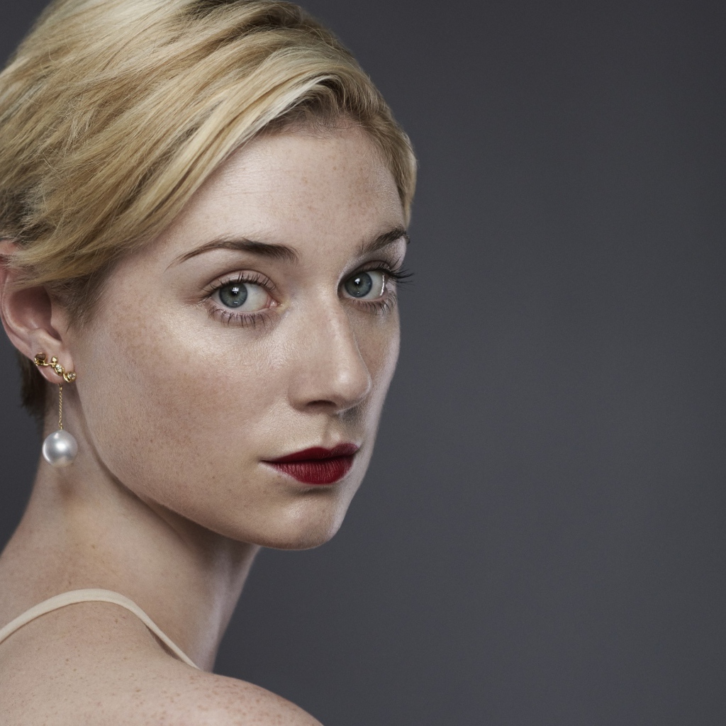 Красивая блондинка актриса Элизабет Дебики, фото на белом фоне