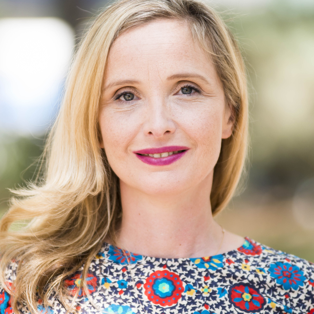 Красивая блондинка актриса Жюли Дельпи