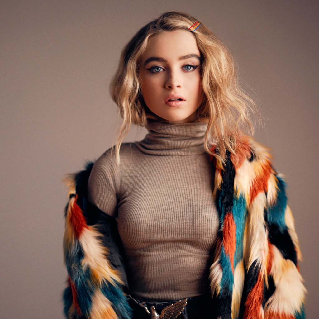 Красивая блондинка актриса Сабрина Карпентер