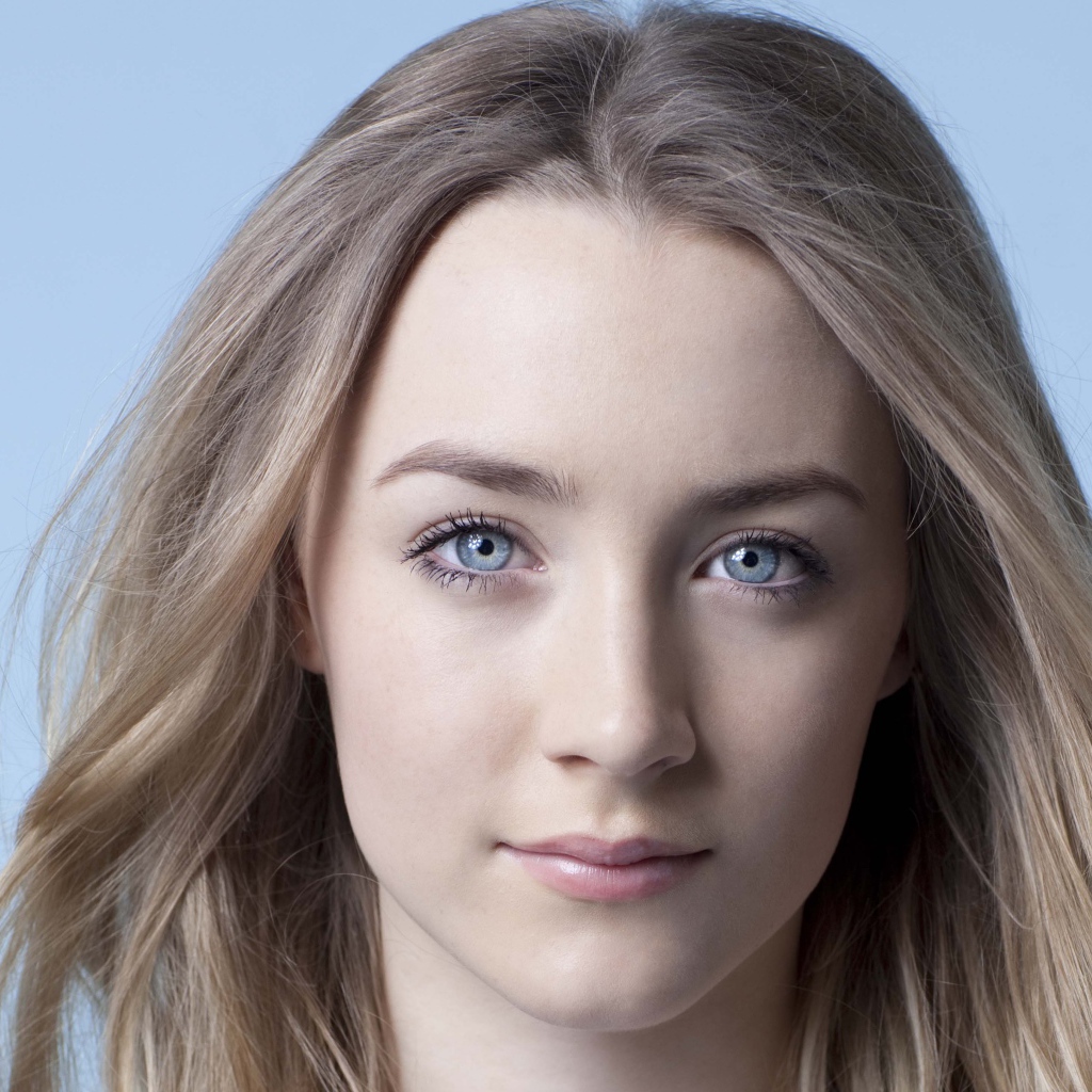 Красивая голубоглазая актриса Сирша Ронан с нежным взглядом
