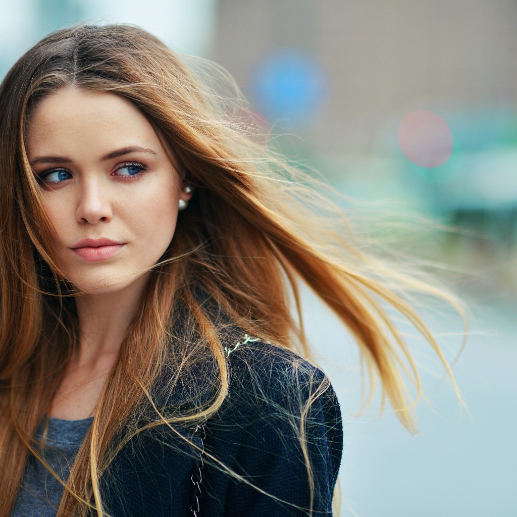 Красивая голубоглазая девушка актриса Кристина Базан