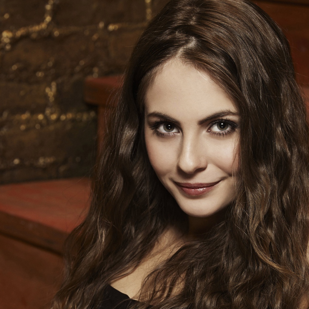 Красивая брюнетка, актриса Уилла Холланд