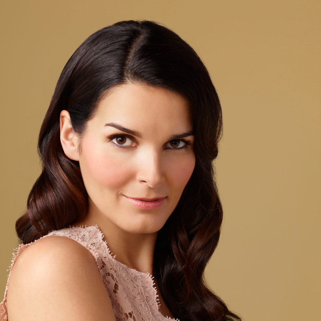 Красивая брюнетка актриса Энджи Хэрмон 