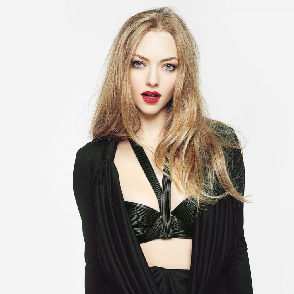 Красивая девушка Аманда Сейфрид, фото на белом фоне 