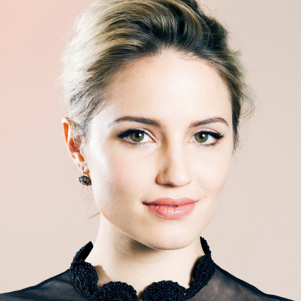 Красивая девушка актриса Дианна Агрон 