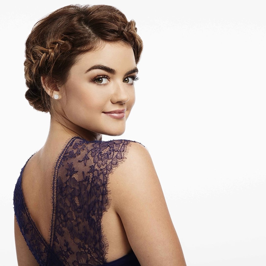 Красивая девушка актриса Люси Хейл 