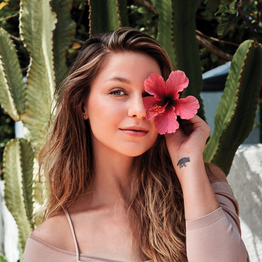 Красивая девушка актриса Мелисса Бенойст с цветком 