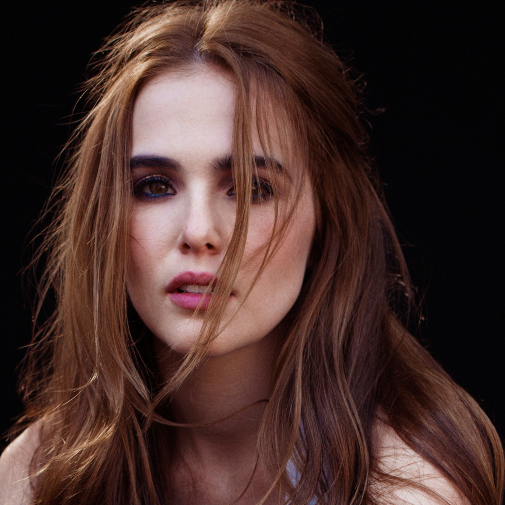 Красивая девушка актриса Зои Дойч, фото на черном фоне