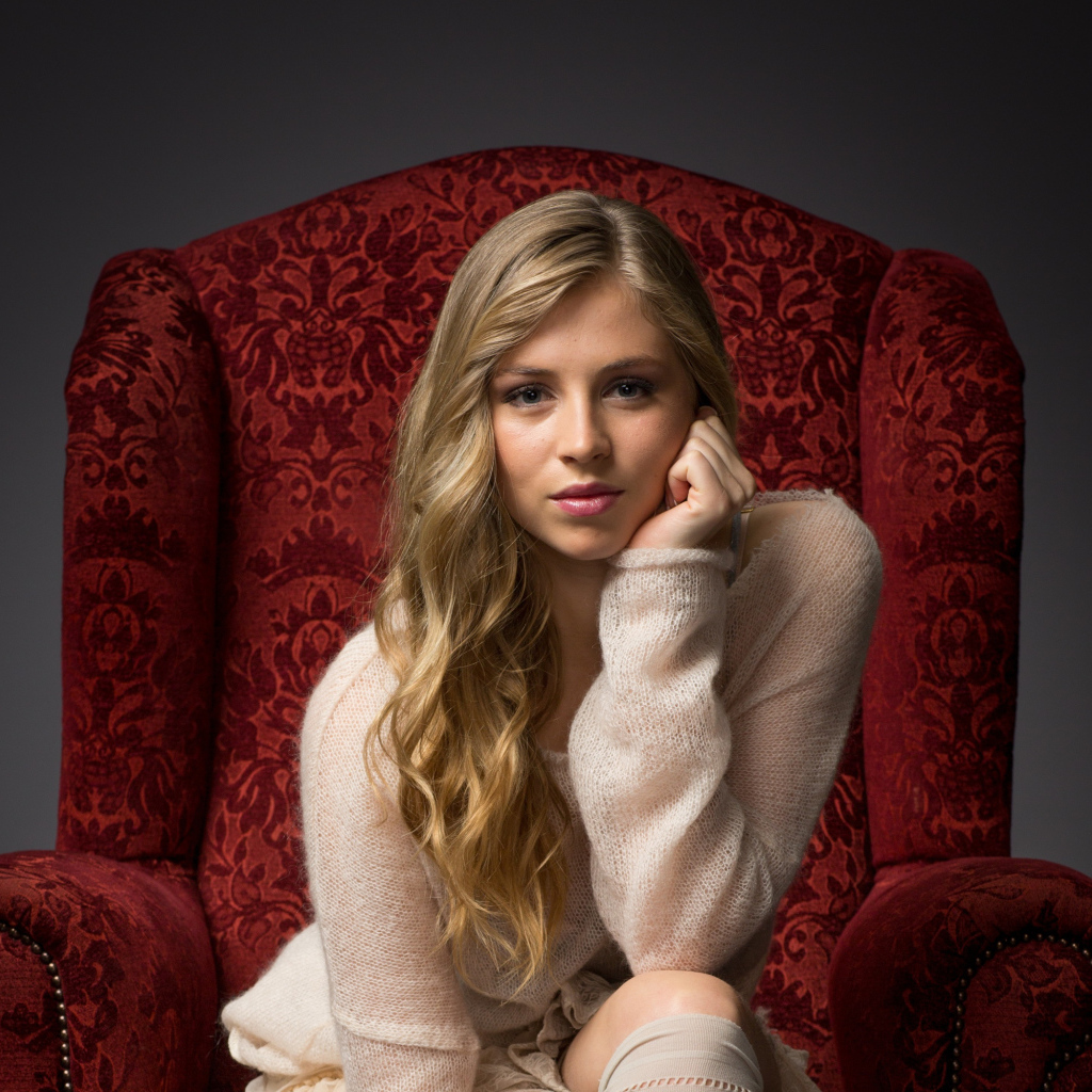 Красивая девушка блондинка актриса Гермиона Корфилд в кресле 