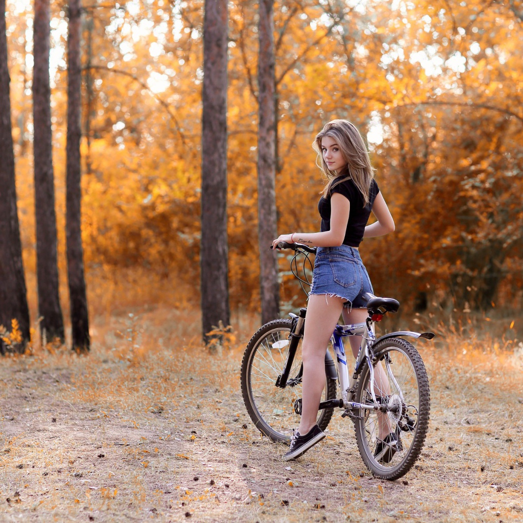 Красивая девушка спортсменка на велосипеде 