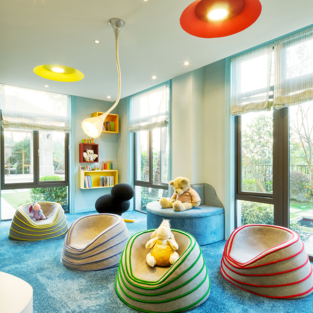 Красивый интерьер детской комнаты с мягкими креслами