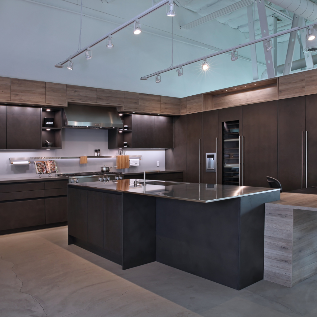 Красивая кухня с деревянными поверхностями и светлым потолком