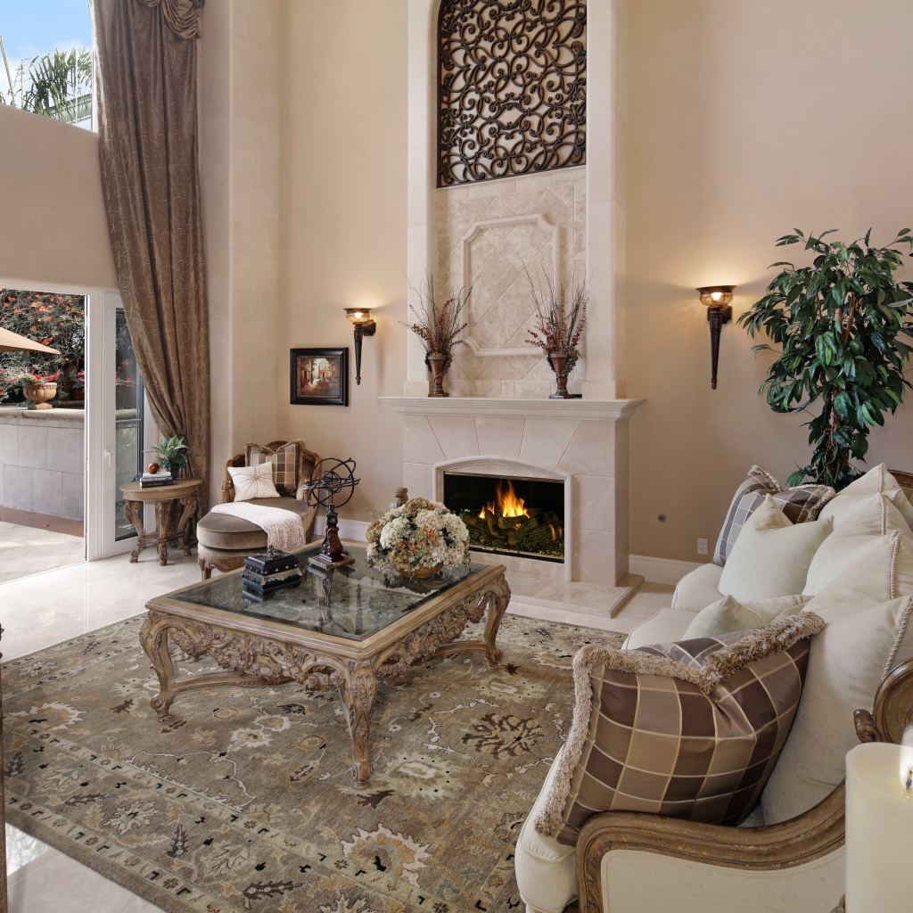 Красивая гостиная с камином в стиле прованс